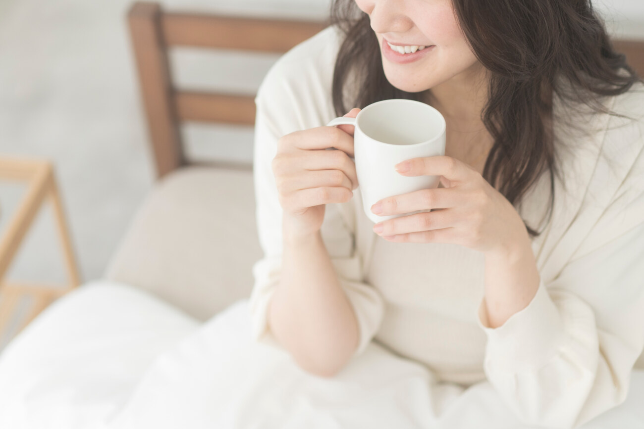 美肌効果や便秘解消にも効果的！白湯を飲むメリットとおすすめのタイミングを紹介